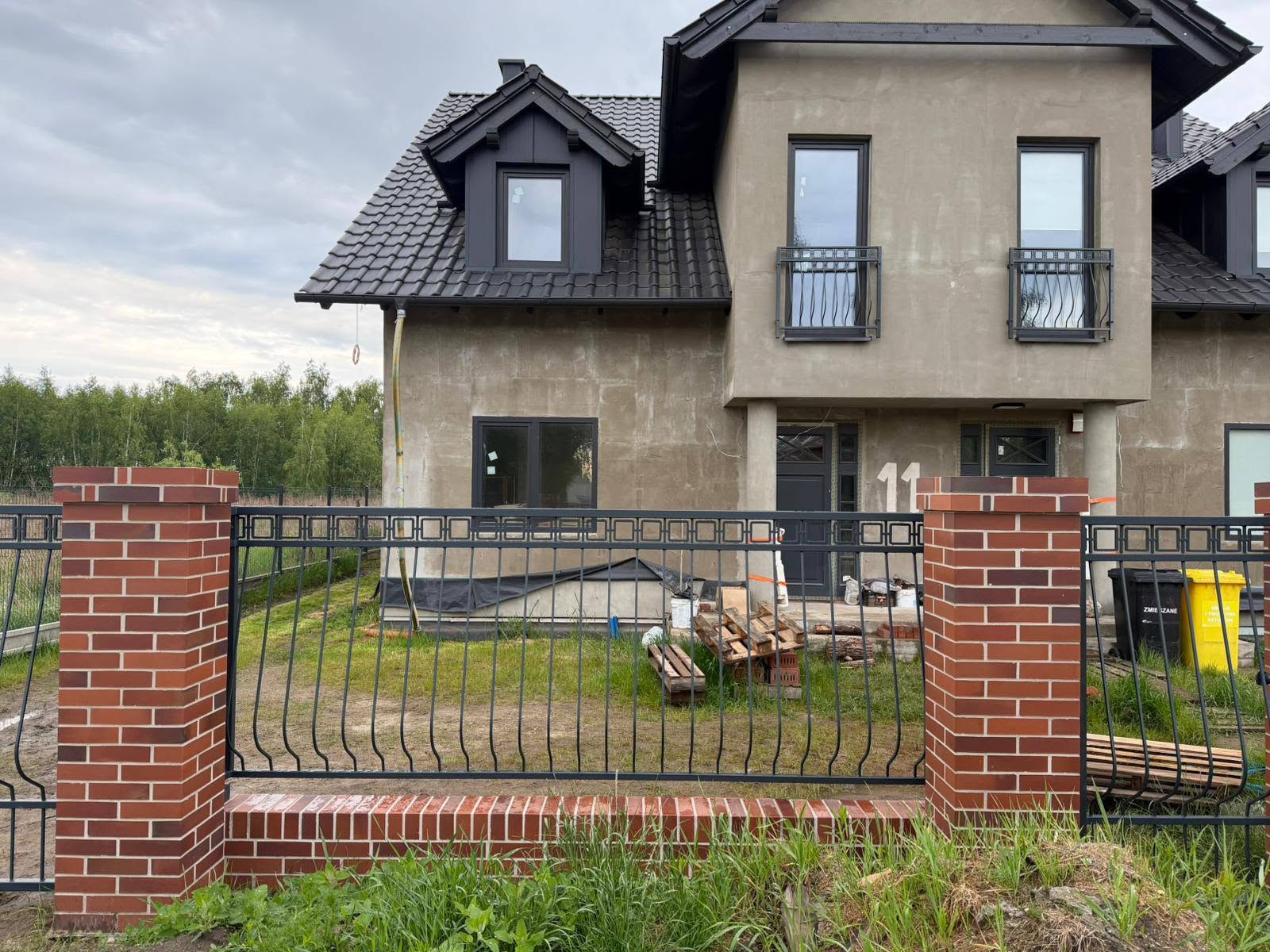 Stalowe ogrodzenie i balustrady balkonowe wykonane przez ASD Miodek