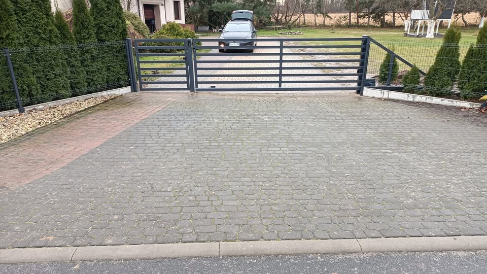 Grafitowa brama i furtka z poziomymi profilami